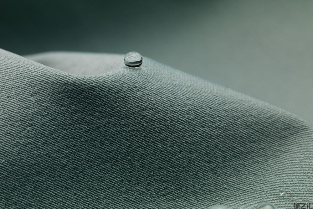 Schoeller Textil AG，91% 尼龙和 9% 弹性纤维。 © 表演日。
